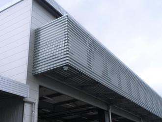 設備バルコニー目隠し壁（有孔折板）